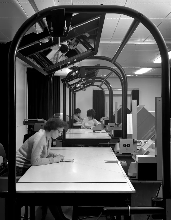 The scanning lab at Rutherford. Janet Smith believes she is the woman in the middle, facing the camera. Image STFC