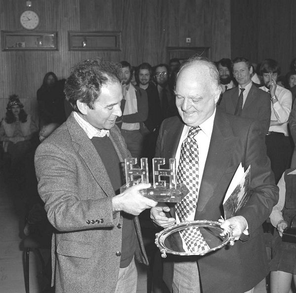 Geoff Manning presents HH to Harry at his retirement