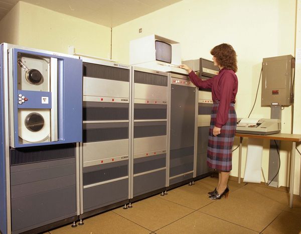 Fig 5.7. View of a GEC multiuser mini computer at RAL