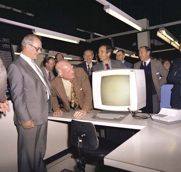 Did it run correctly? Bill Walkinshaw, Doug House (background), Harry Hurst, 
Jack Howlett, Geoff Manning, Bob Hopgood, John Burren look on
