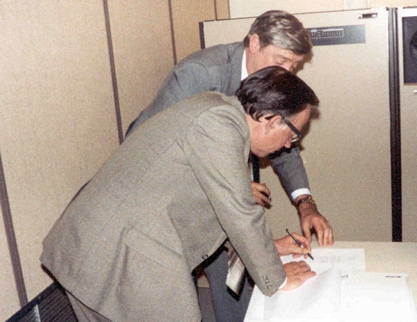 ICL/Fujitsu Atlas 10 Acceptance, Doug House Accepts Frank Walker (ICL) looks on