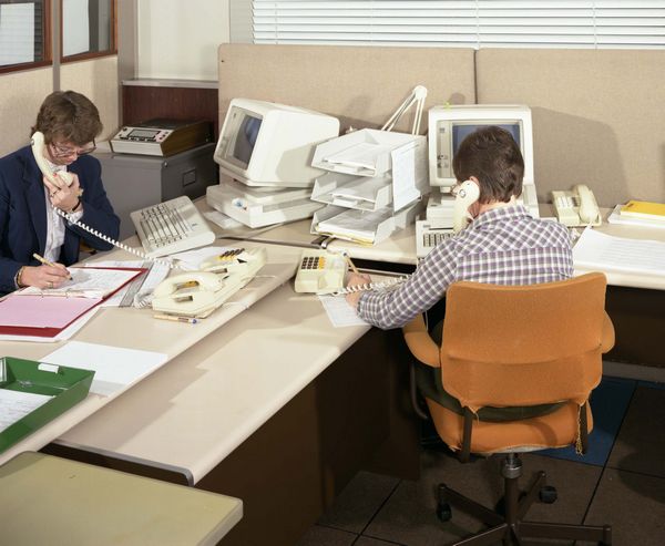 Fig 5.3 The Service Line in operation. This centre is the 
focal point for queries from users of all RAL's central and dispersed 
computing facilities. Several hundred queries are dealt with 
each week. 
