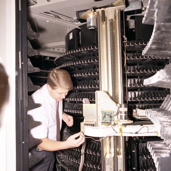 StorageTek personnel installing the Atlas ACS